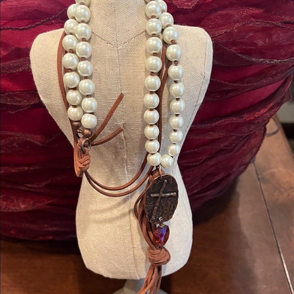Chic faux Pearl and Leather Necklace